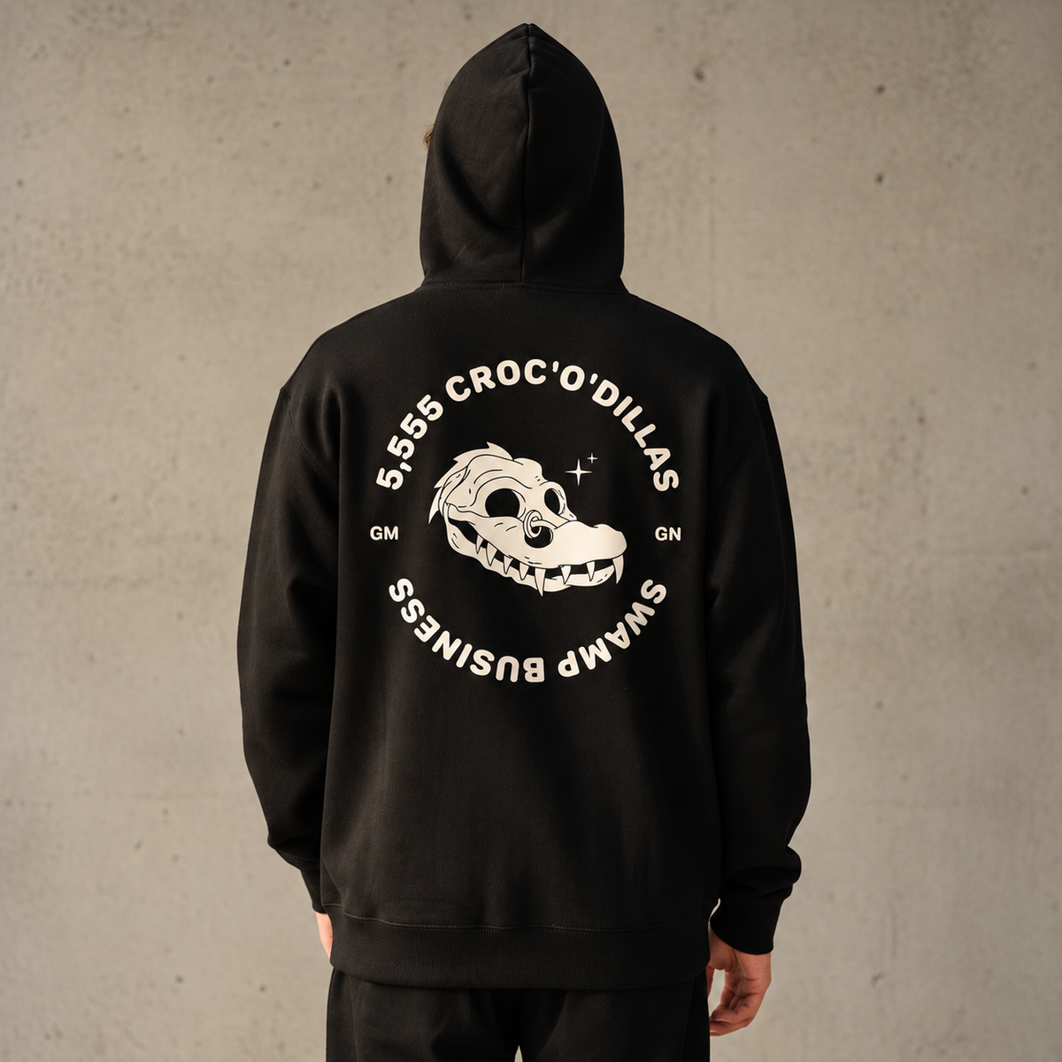 Černá Dillas Croc’O’Dillas hoodie zezadu na postavě